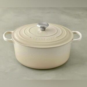 NWT! Le Creuset 5.5 qt Round Dutch Oven in Dune